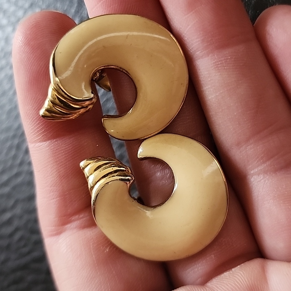 VTG Trifari clip on earrings
